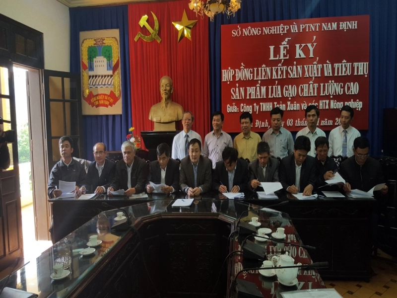 Lễ ký kết hợp đồng sản xuất lúa CLC giữa công ty TNHH Toản Xuân với các đơn vị
